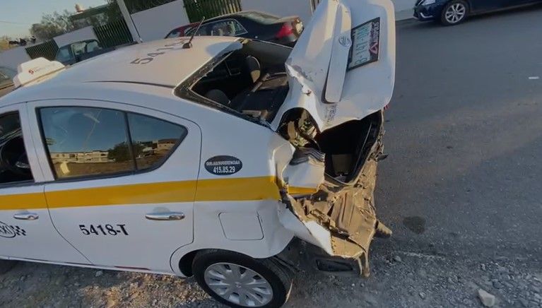 Transporte público provoca carambola en Saltillo; taxi queda como acordeón