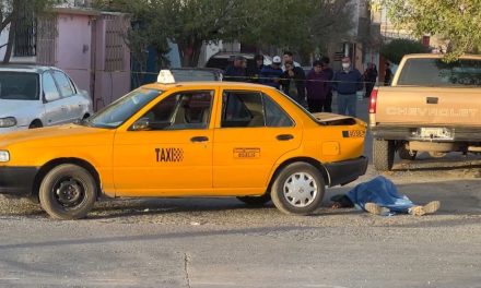 Taxista provoca accidente en la Satélite, se baja del carro y se desploma para morir al instante