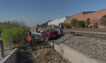 Vehículo se descompone en medio de las vías del tren y termina embestido en Saltillo