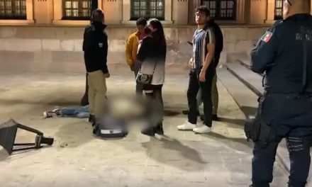 Joven ‘se frena’ en el piso luego de caer desde lo alto de una luminaria en el centro de Saltillo