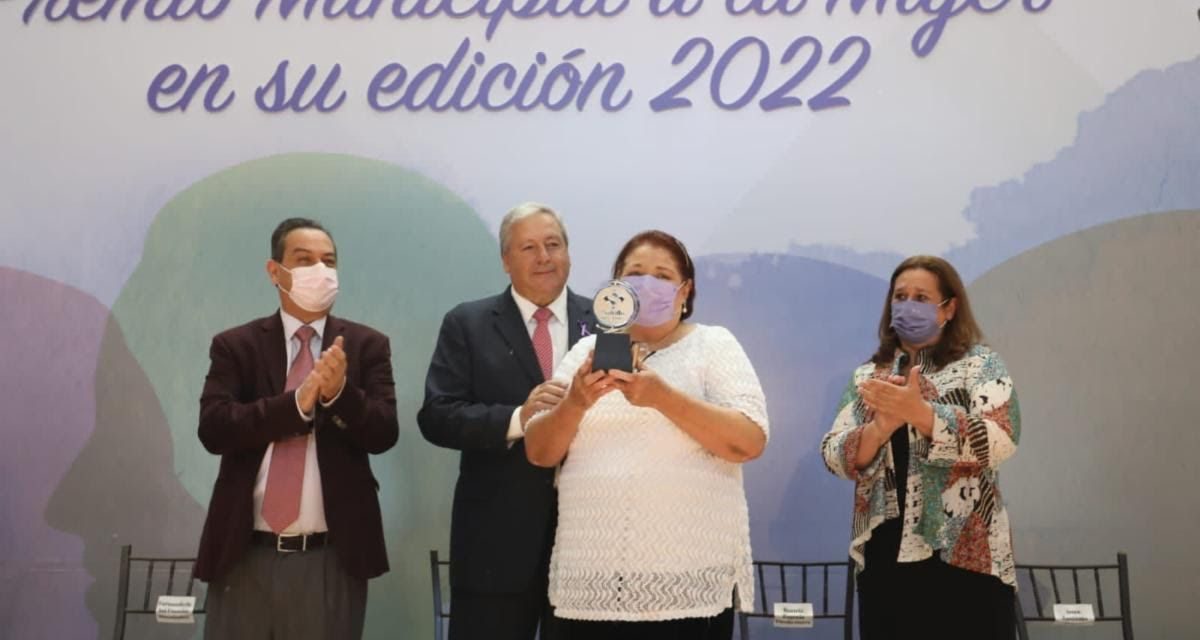 Chema Fraustro entrega  Premio Municipal a la Mujer 2022
