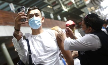 Millenials acuden a vacunación de refuerzo en Coahuila