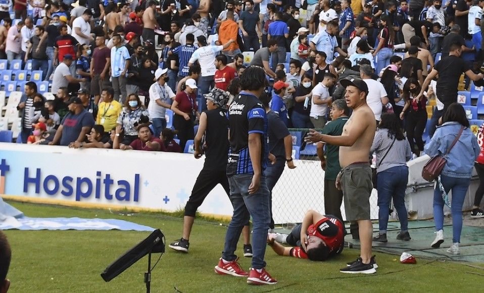 Querétaro jugará un año a puerta cerrada y su barra será expulsada 3 años