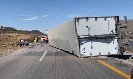 Trailer termina volcado en la carretera Saltillo-Torreón