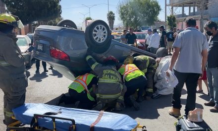 Una mujer termina atrapada en su auto luego de sufrir una volcadura en Saltillo
