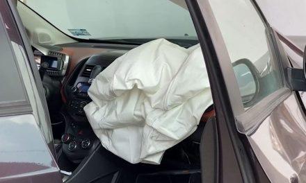 Joven se pasa la luz roja y destruye su vehículo en Saltillo
