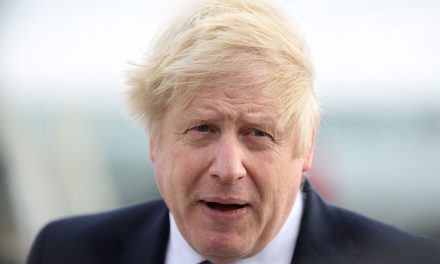 ‘Mujeres trans no deberían competir en deporte femenino’, reclama Boris Johnson