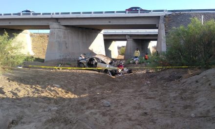 Mueren dos personas en accidente en la Saltillo-Torreón; vehículo cayó desde un puente