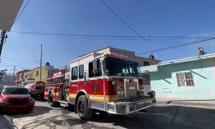 Quema en arroyo se sale de control, incendio alcanza domicilio en Saltillo