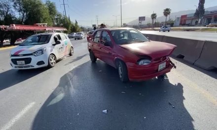 Invade carril y provoca accidente sobre bulevar Fundadores de Saltillo