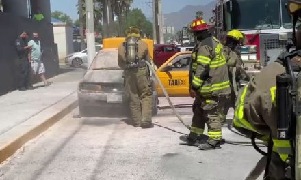 Por causas desconocidas, taxi se incendia en Periférico de Saltillo
