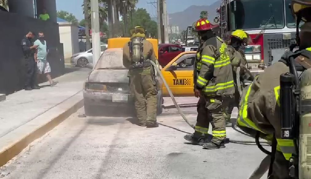 Por causas desconocidas, taxi se incendia en Periférico de Saltillo