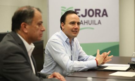 Manolo Jiménez firma apoyo a adultos mayores