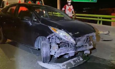 Auto derrapa, se estrella contra el muro de contención y lo abandonan en Saltillo