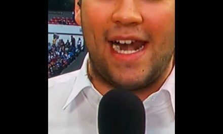 Comentarista de TUDN sufre ataque de abeja en vivo