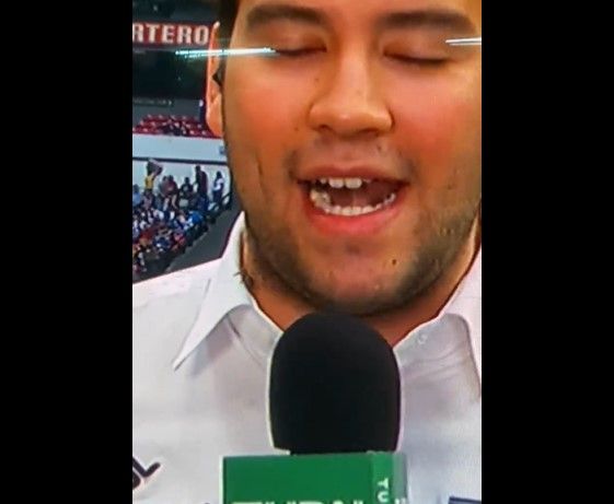 Comentarista de TUDN sufre ataque de abeja en vivo