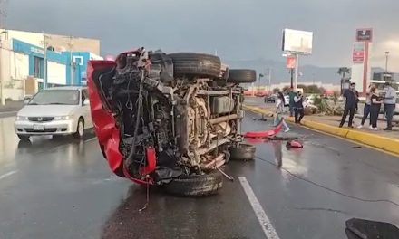 La lluvia del sábado provoca aparatosa volcadura en Saltillo