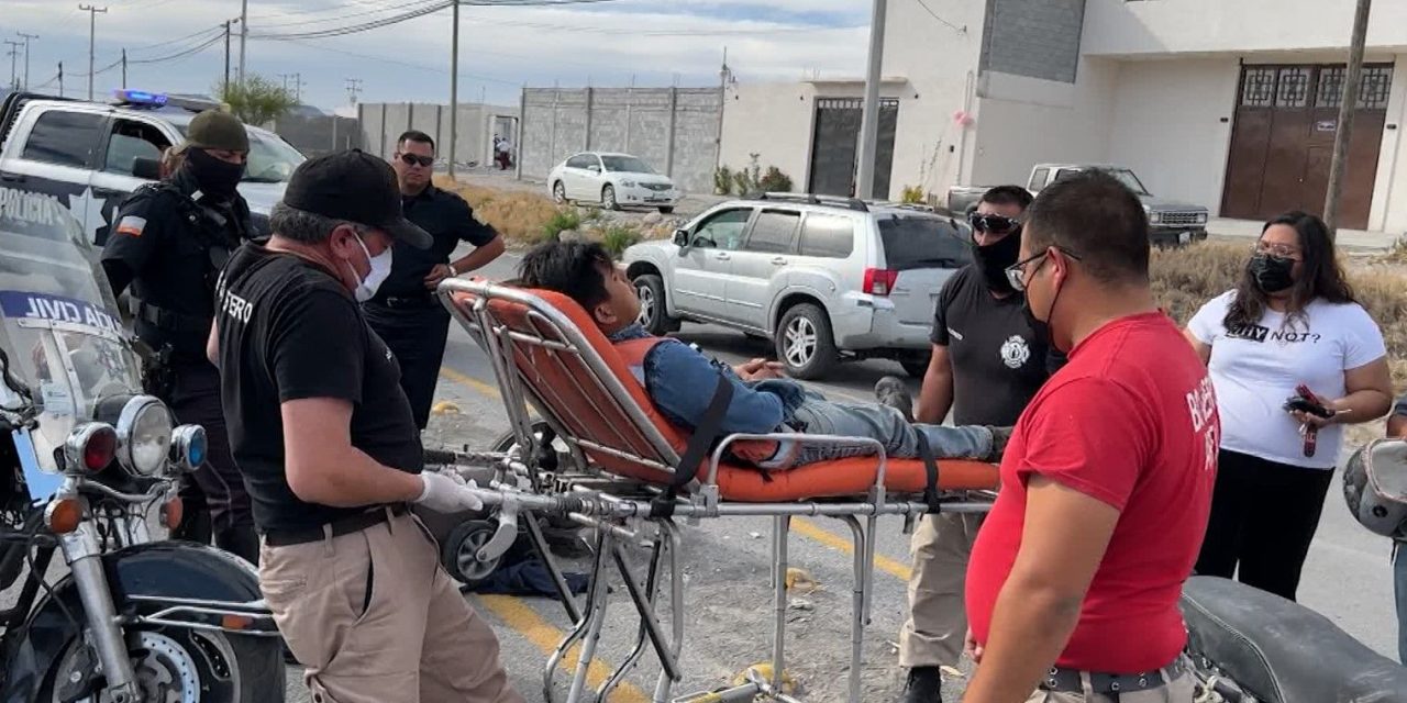 Motociclistas chocan entre sí en Saltillo y terminan en el hospital