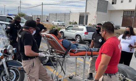 Motociclistas chocan entre sí en Saltillo y terminan en el hospital