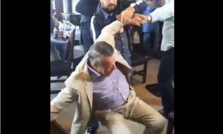 Alfredo Adame vuelve a pelearse; ahora no pudo dar las patada de bicicleta (video)