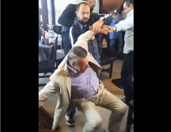 Alfredo Adame vuelve a pelearse; ahora no pudo dar las patada de bicicleta (video)