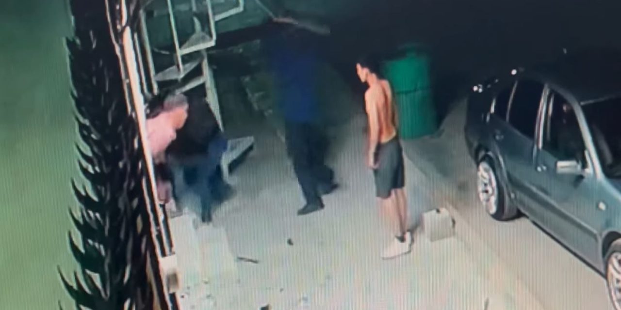 Dos mujeres se pelean y hombre se mete a darle palazos, en Saltillo (Video)