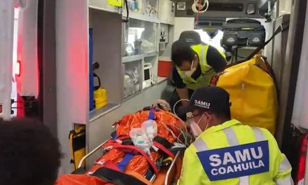 Albañil se encontraba trabajando cuando recibió una fuerte descarga eléctrica en Saltillo; está grave