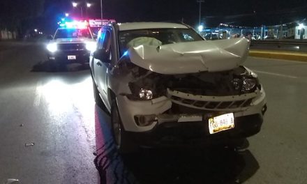 Hombre frena por el antialcohol y una camioneta lo impacta por alcance en Saltillo