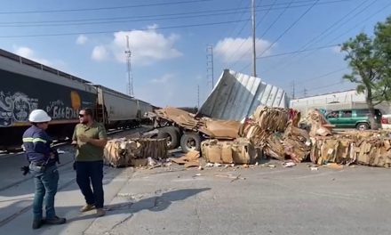 Camión intentó ganarle el paso al tren y terminó arrollado en Saltillo