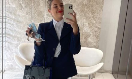 Azafata denuncia a aerolínea por discriminación: ‘¡Necesitas bajar de peso!’