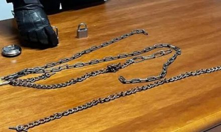 Mujer es arrestada por encerrar y encadenar a su hija por tres años