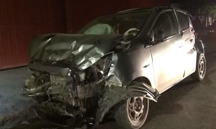 Mujer le quita el derecho de paso a un camión y provoca un fuerte accidente en Saltillo