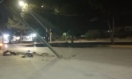 Conductor se estrella contra poste al norte de Saltillo y escapa