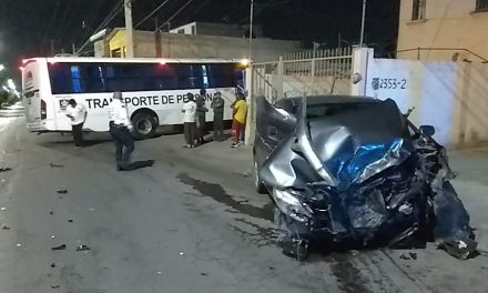 No vio a un transporte de personal y dejó su carro como ‘chicharrón’ en Saltillo