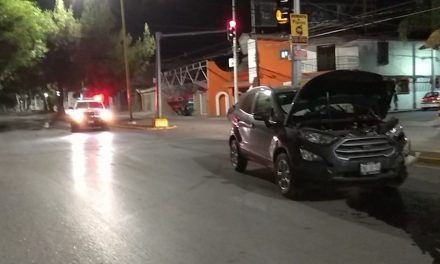 Ignorar la luz roja sale costoso a una joven al norte de Saltillo