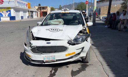 Hombre no respeta el alto y le provoca cuantiosos daños materiales por choque en Saltillo
