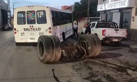 Combi se queda sin llantas en el centro de Saltillo