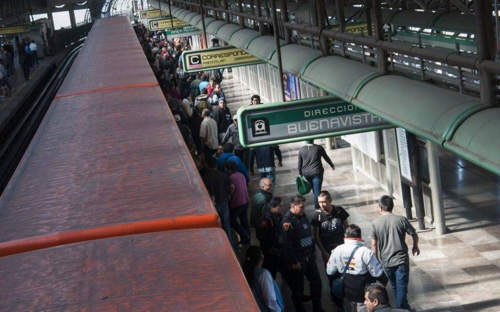 Acuchilla hombre a su esposa 20 veces y luego se lanza al metro