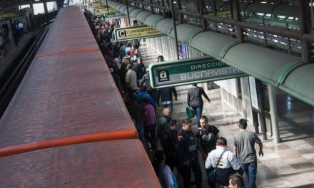 Acuchilla hombre a su esposa 20 veces y luego se lanza al metro