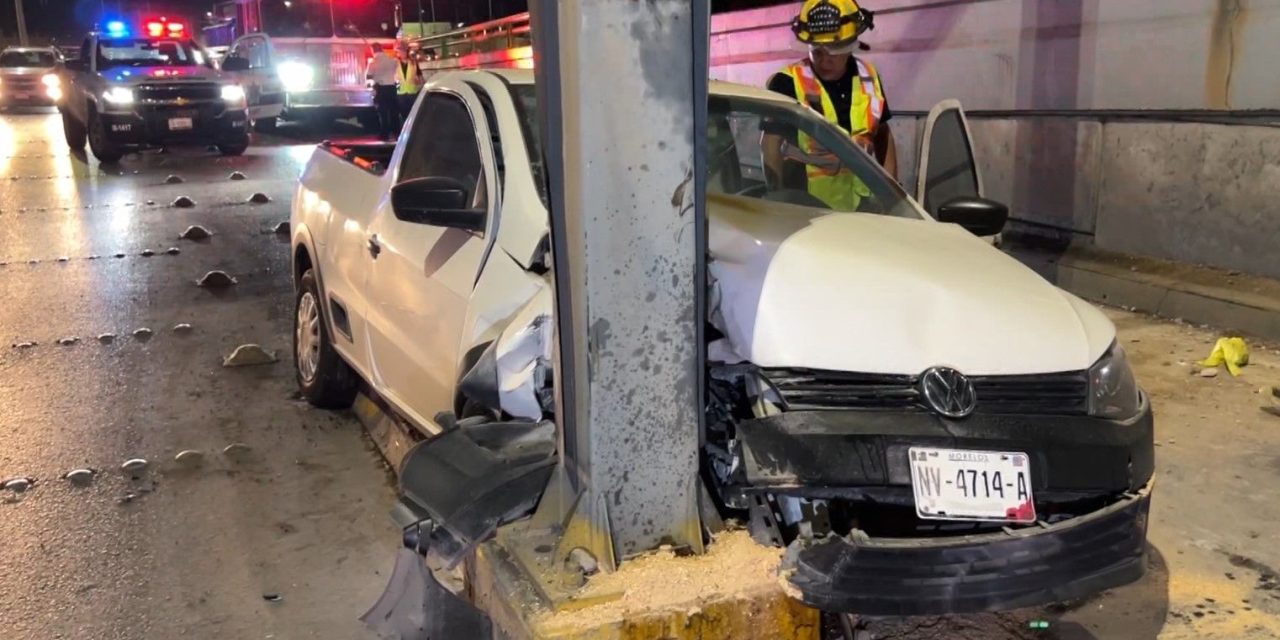 Borracho se estampa contra un poste en Saltillo