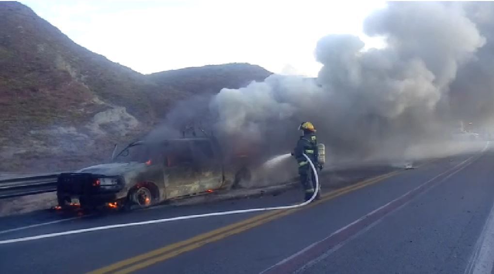 Vehículo se incendia en el Libramiento Norponiente de Ramos Arizpe