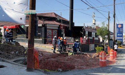 Fuga de gas a un costado de V. Carranza alarma a vecinos y automovilistas en Saltillo