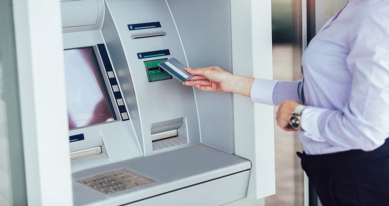 ¿Qué debes de hacer si el cajero automático se ‘traga’ tu dinero?