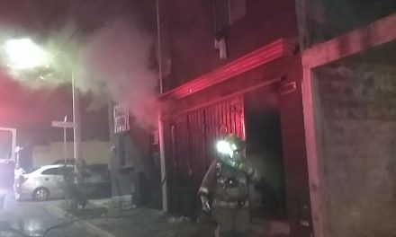 Jóvenes saltan del segundo piso para salvar su vida cuando se incendiaba su casa en Saltillo