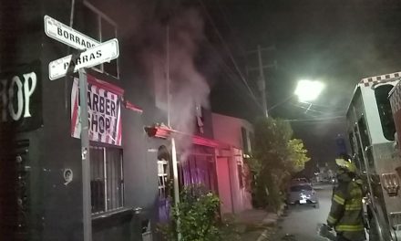 Jóvenes saltan de vivienda y logran salir ilesos de fuerte incendio en Saltillo