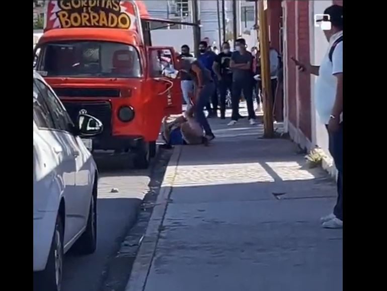 Alumno se pelea con vendedor en el Tec de Saltillo  (Video)