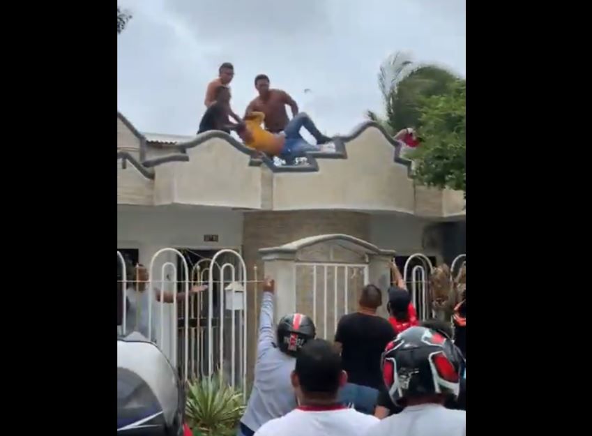 ‘¡Tíralo!’: lanzan a ladrón desde el techo de una casa