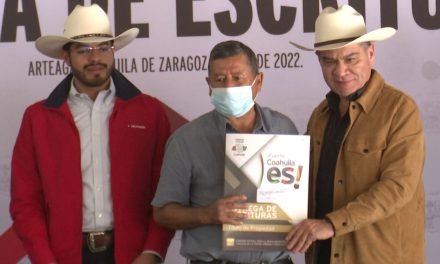 Gobernador entrega títulos de propiedad en Arteaga