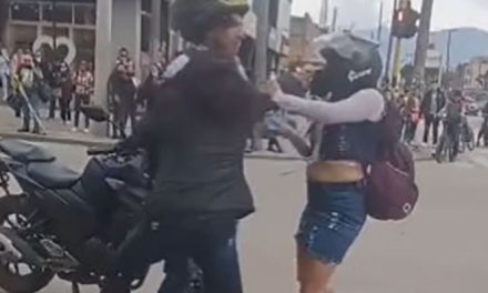 Mujer le compra motocicleta a su esposo y él la usa con la amante (Video)