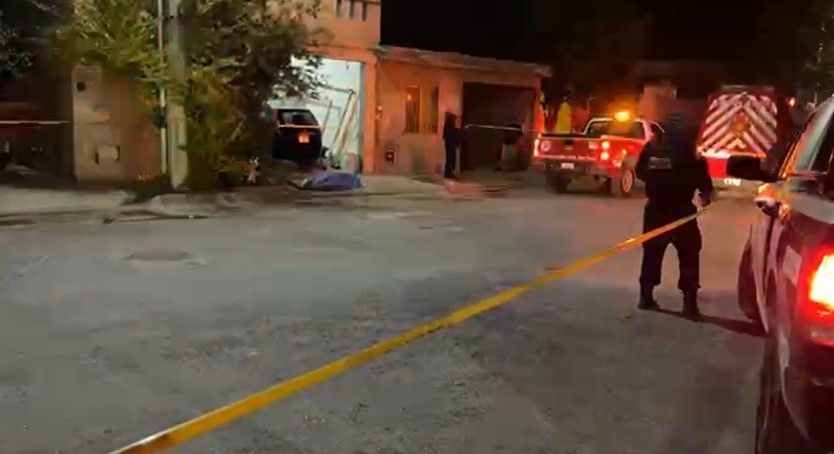 Hombre se desploma repentinamente cuando buscaba ayuda de un amigo en Saltillo